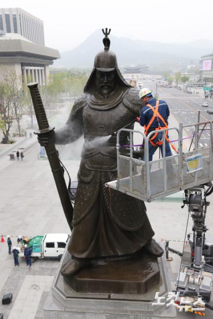 이순신 장군 동상 물세척