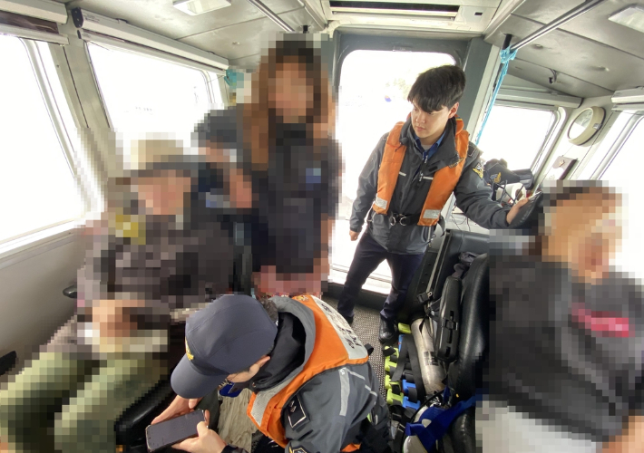 15일 오후 제주 비양도에서 강풍에 날린 파라솔에 식당 손님 2명이 다쳐 해경에 의해 병원으로 이송됐다. 사진 제주해양경찰서 제공 