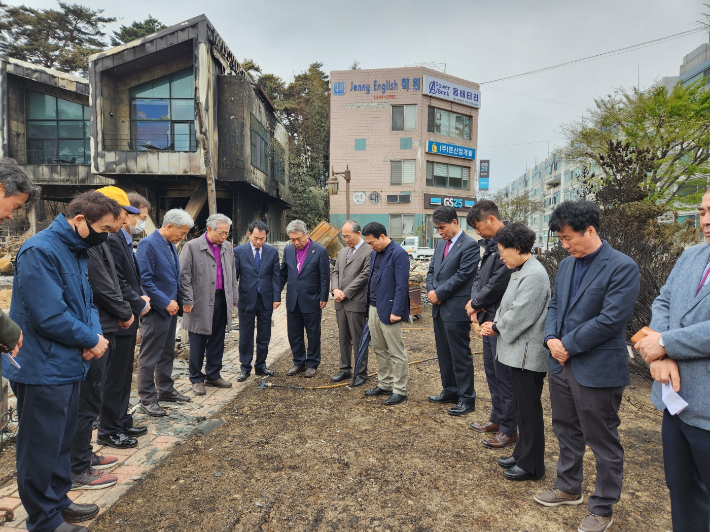 기감 이철 감독회장 일행이 산불 피해 지역 주민과 교인 가정들을 만나 위로금을 전달하고 기도하는 시간을 가졌다. (사진 = 기독교대한감리회)