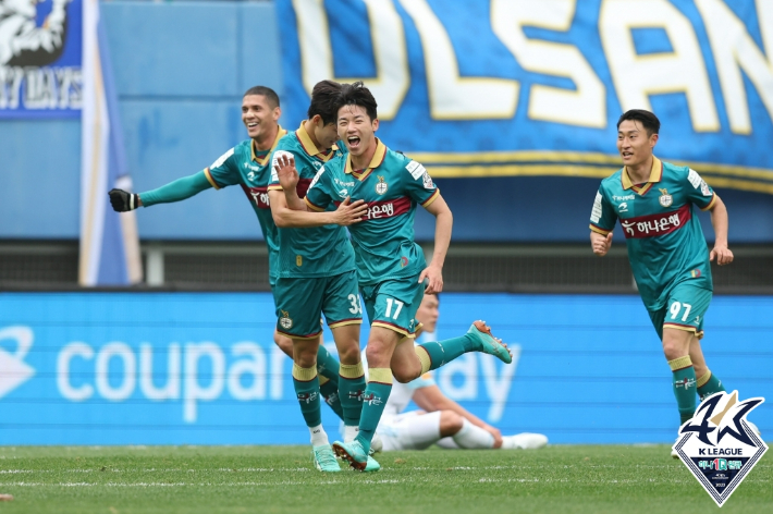 골을 넣고 기뻐하는 대전 하나시티즌 이현식(17번). 한국프로축구연맹