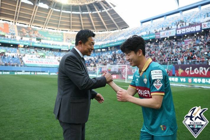 대전 하나시티즌 이민성 감독과 결승골을 터뜨린 이현식. 한국프로축구연맹