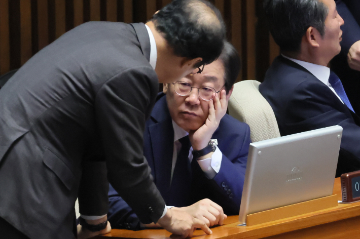 더불어민주당 이재명 대표가 13일 오후 열린 국회 본회의에서 이성만 의원과 대화하고 있다. 연합뉴스