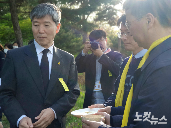 성찬예식에 참여한 박승렬 목사(한국기독교교회협의회 정의평화위원회 부위원장). 