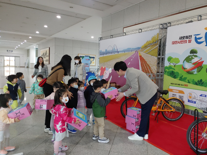 대전시청 1층에 마련된 타슈 홍보존. 대전시 제공