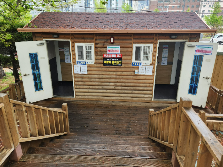 사상구 낙동제방벚꽃길에 설치된 간이화장실. 계단으로만 내려갈 수 있어 휠체어를 이용하는 경우 접근조차 불가능하다. 정혜린 기자