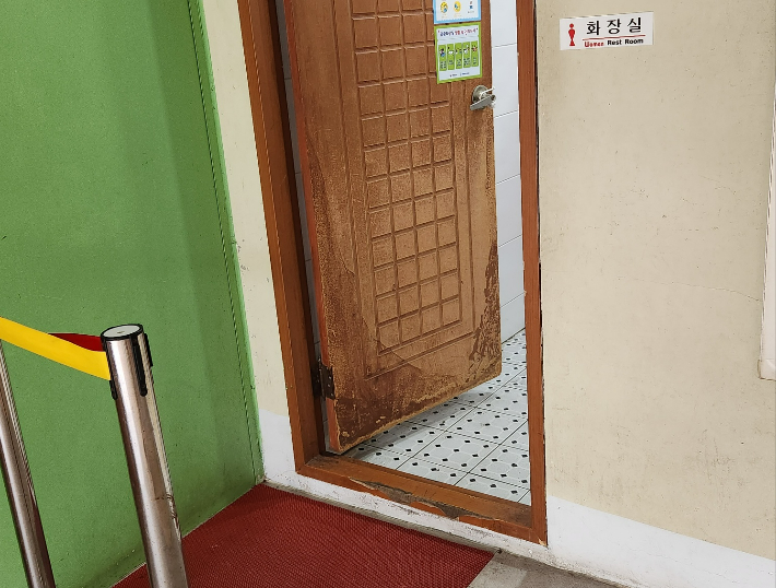 경사로가 있는 관리사무소 내 화장실은 문턱이 높고 문이 좁아 휠체어 탄 장애인이 들어갈 수 없는 구조다. 정혜린 기자