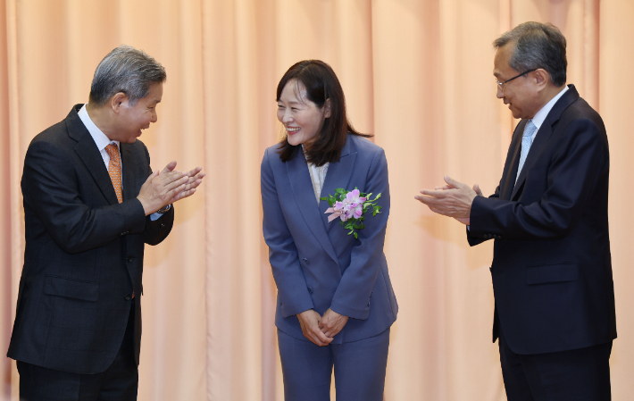 박수받는 정정미 신임 헌법재판관. 연합뉴스