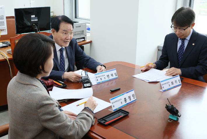 17일 오후 국회에서 열린 더불어민주당 원내대표 선거관리위원회 1차회의에서 변재일 원내대표선관위원장이 발언하고 있다. 연합뉴스