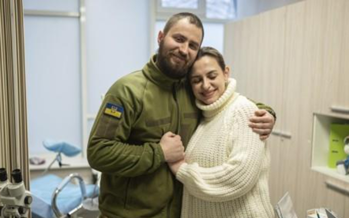 정자 냉동보관을 위해 애인과 함께 병원을 찾은 우크라이나 군인. 연합뉴스