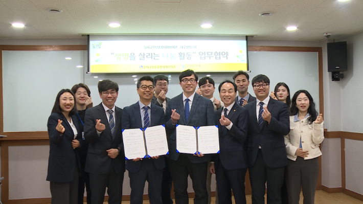 대구성명교회와 달서구신당종합사회복지관은달서구신당종합사회복지관 2층 강당에서 이웃사랑 실천을 위한 업무협약을 맺었다.
