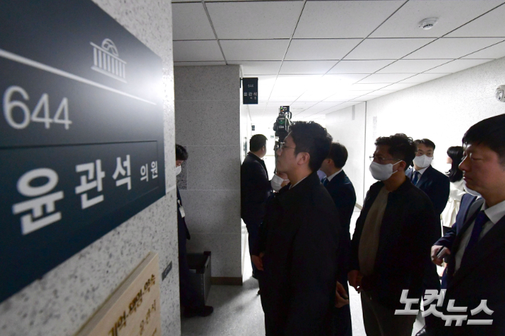 검찰이 지난 12일 의원회관 민주당 윤관석 의원의 사무실을 압수수색하는 등 강제수사에 나서고 있다. 윤창원 기자