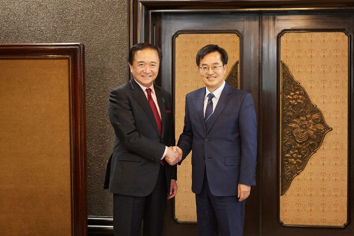 김동연 지사는 17일 가나가와현 요코하마시에 위치한 가나가와현청을 찾아 구로이와 유지 지사를 만나 환담을 나눴다. 경기도 제공