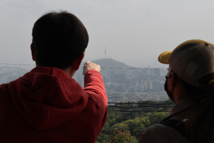 북악산 팔각정에서 바라본 서울 시내가 황사와 미세먼지로 뿌옇다. 연합뉴스