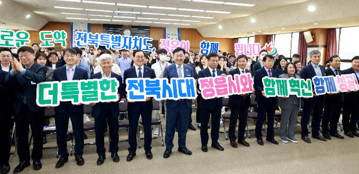 17일 정읍을 찾은 김관영 전북도지사가 시청 공무원들과 기념촬영을 하고 있다. 전북도 제공