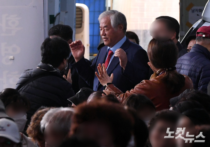 사랑제일교회 전광훈 목사가 지난 17일 오전 서울 성북구 사랑제일교회에서 '국민의힘, 공천권 폐지하고 후보자 경선을 하라' 기자회견에 참석하고 있다. 황진환 기자