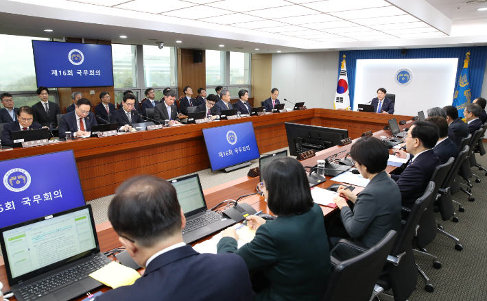 윤석열 대통령이 18일 서울 용산 대통령실 청사에서 국무회의를 주재하고 있다. 연합뉴스