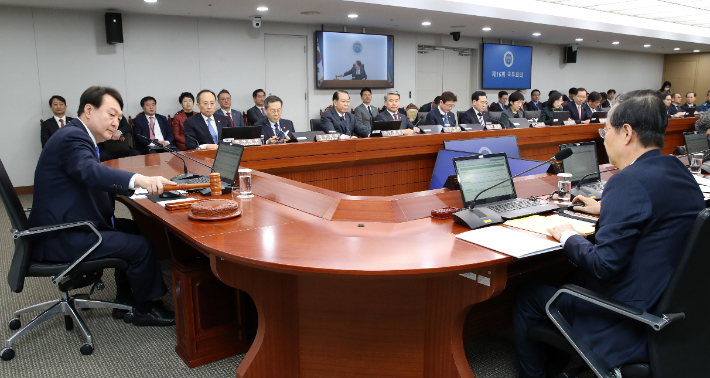 윤석열 대통령이 18일 서울 용산 대통령실 청사에서 열린 국무회의에서 개회를 선언하고 있다. 연합뉴스