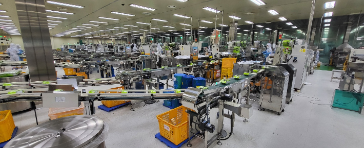 (주)신안천사김 공장내부. 신안군 제공 