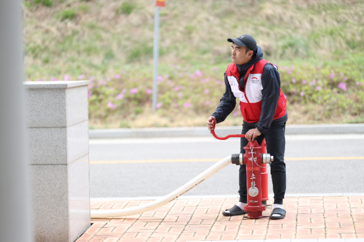 자원봉사 나선 이재민 이기동씨. 희망브리지 제공