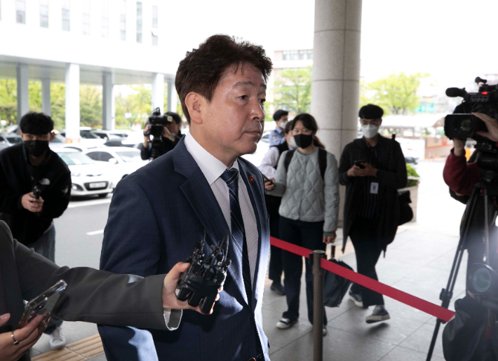  '라임 사태' 핵심 인물인 김봉현 전 스타모빌리티 회장으로부터 불법 정치자금을 받은 혐의로 재판에 넘겨진 더불어민주당 기동민 의원이 18일 오전 서울 양천구 남부지법에서 열린 관련 공판에 첫 출석하고 있다. 연합뉴스