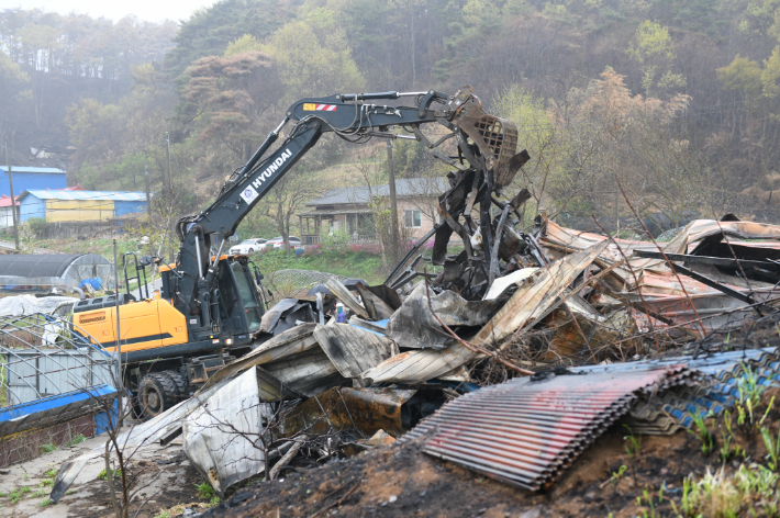 충남 홍성군 서부면에서 산불로 전소된 주택을 철거하기 위한 작업이 이뤄지고 있다. 홍성군 제공