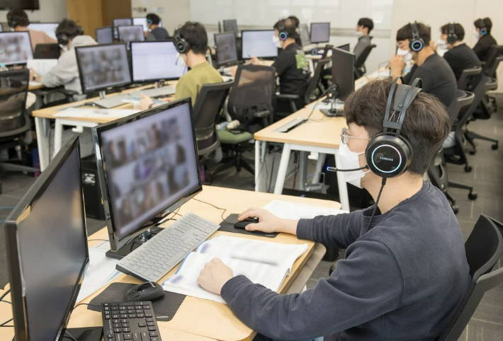 2021년 하반기 온라인 직무적성검사(GSAT)를 앞두고 감독관들이 응시자들을 대상으로 예비소집을 진행한 모습. 삼성전자 제공