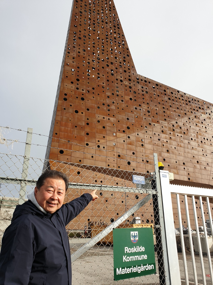 김경일 파주시장이 지난달 26일 덴마크 로스킬레 소각장을 방문했다. 파주시 제공