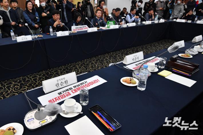 최저임금위 첫 회의 파행…위원장, 