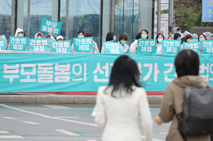 간호법 제정 추진 범국민운동본부 회원들이 18일 오전 국회 앞 횡단보도에서 간호법 제정을 촉구하는 피켓 시위를 하고 있다. 연합뉴스