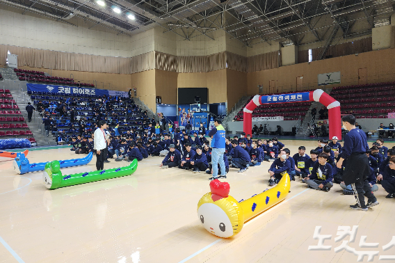 장애물 릴레이 달리기 경기를 준비 중인 참가자들.