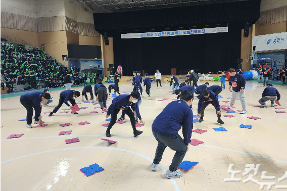 18일 용인실내체육관에서 열린 굿윌스토어의 '하나에서 우리로! 함께 뛰는 굿윌전국체전'. 참가자들이 사각 색깔판 뒤집기 게임을 진행하고 있다. 관중석에선 열띤 응원전이 펼쳐졌다.