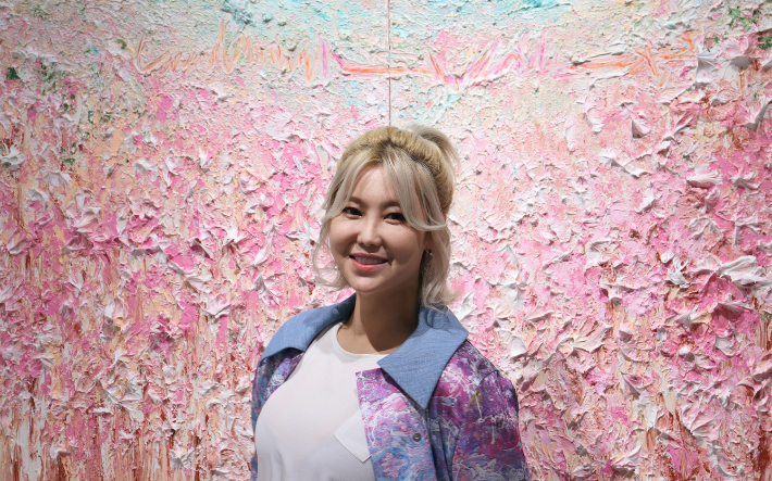 권지안(솔비)이 서울 강남구 갤러리치로에서 2023년 첫 개인전 'Moi-MÊME(무아멤무)'를 열고 작품을 소개하고 있다. 엠에이피크루 제공