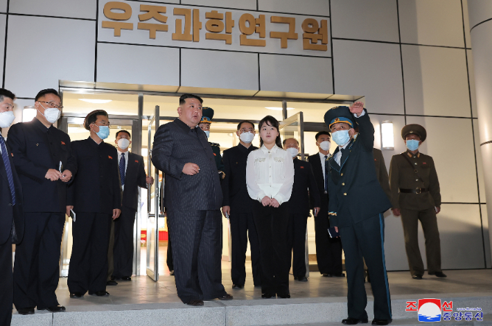 김정은 북한 국무위원장이 지난 18일 국가우주개발국을 현지지도했다고 조선중앙통신이 19일 보도했다. 공개된 사진을 보면 김 위원장의 딸 주애도 함께 참석한 모습이 확인됐다. 연합뉴스