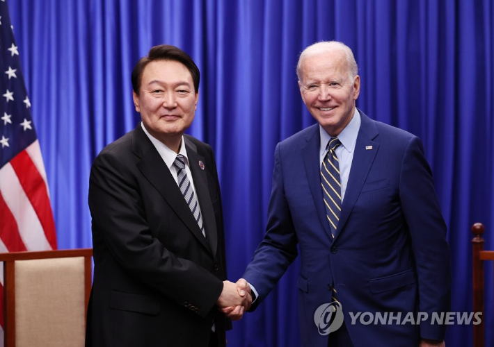 윤석열 대통령이 캄보디아 프놈펜 한 호텔에서 열린 한미 정상회담에서 조 바이든 미국 대통령과 악수하고 있다. 연합뉴스