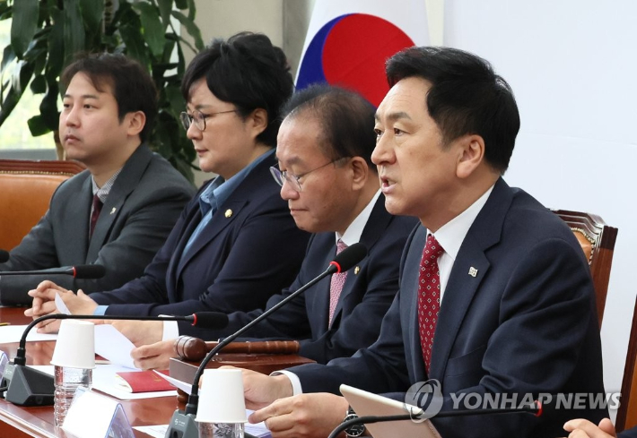 국민의힘 김기현 대표가 17일 오전 국회에서 열린 최고위원회의에서 발언하고 있다. 연합뉴스