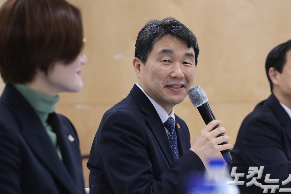 이주호 부총리 겸 교육부 장관이 2월 9일 오전 서대문구 서울가재울초등학교에서 열린 교육·돌봄 국가 책임 강화를 위한 2023 늘봄학교 추진 관련 교원·학부모 간담회에서 발언하고 있다. 류영주 기자