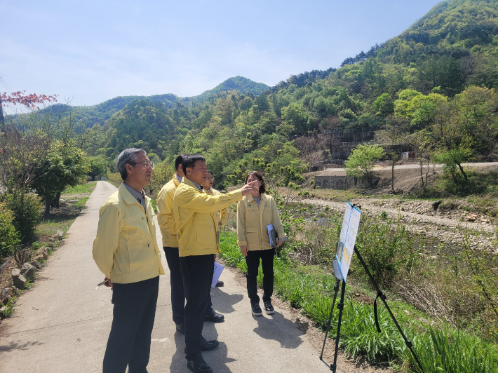 전북도 허전 도민안전실장이 19일 완주군 재해복구사업장을 찾아 사업 진행 상황을 살폈다. 전북도 제공