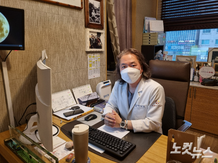 평일 오후 진료를 보고 있는 이재준 부산 미래여성병원장 모습. 김혜민 기자
