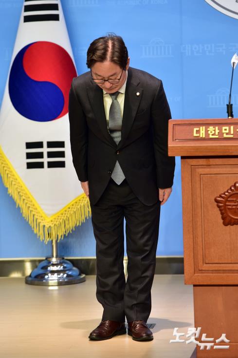 더불어민주당 박범계 의원이 19일 서울 여의도 국회 소통관에서 원내대표 출마선언에 앞서 인사를 하고 있다.