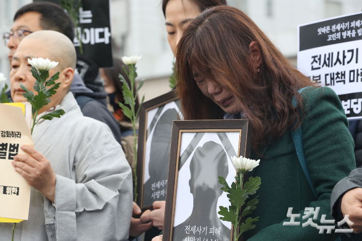 안상미 미추홀구 전세사기 피해대책위원장이 18일 서울 용산구 전쟁기념관 앞에서 가진 전세사기·깡통전세 문제 해결을 위한 시민사회대책위원회 출범 기자회견에서 눈물을 흘리고 있다. 류영주 기자