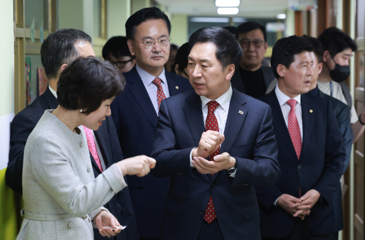 국민의힘 김기현 대표가 19일 오후 서울 강북구 사회복지법인 한빛재단이 운영하는 한빛맹학교를 찾아 학교 시설에 대한 설명을 듣고 있다. 연합뉴스