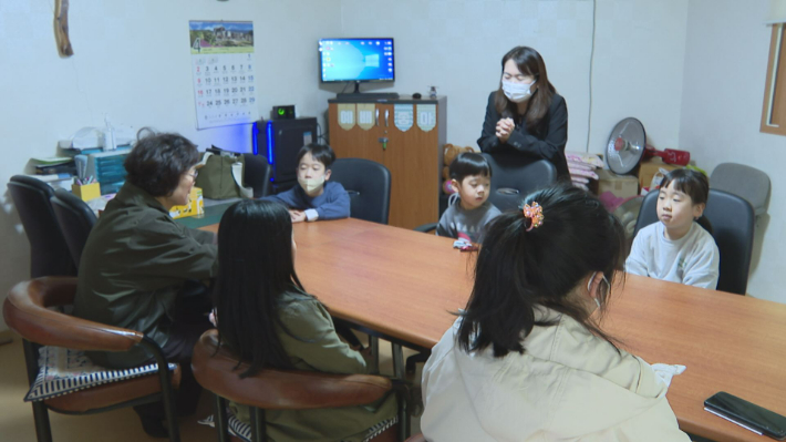 지난 16일 강화교산교회 교회학교 어린이들이 주일 예배를 드리고 있는 모습