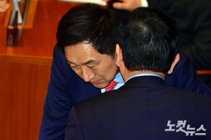 국회에서 국민의힘 김기현 대표와 태영호 의원이 대화를 하고 있다. 윤창원 기자