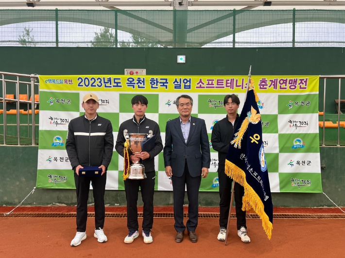 한국실업소프트테니스(정구) 춘계연맹전 남자 단체전 우승을 차지한 수원시청 선수들이 최익원 한국실업연맹 회장과 포즈를 취하고 있다. 대한소프트테니스협회