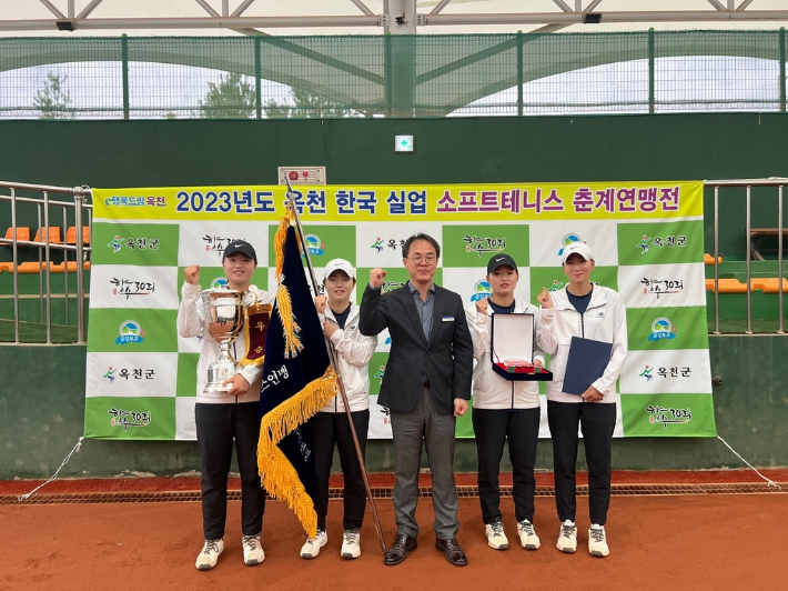 한국실업소프트테니스(정구) 춘계연맹전 여자 단체전 우승을 거둔 옥천군청 선수단. 대한소프트테니스협회