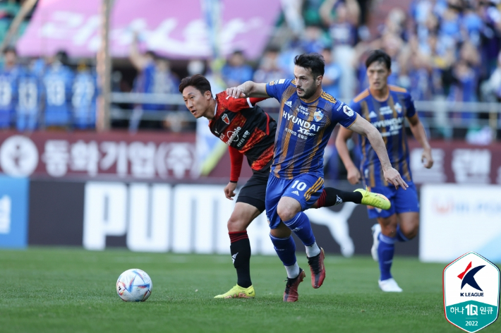 지난해 10월 울산 현대와 포항 스틸러스의 동해안 더비 자료사진. 한국프로축구연맹