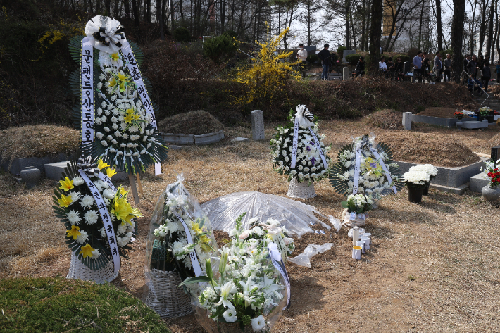 지난 1일 오후 경기도 남양주시 모란공원 민주열사묘역으로 이장된 고(故) 박원순 전 서울시장 묘소의 모습. 연합뉴스