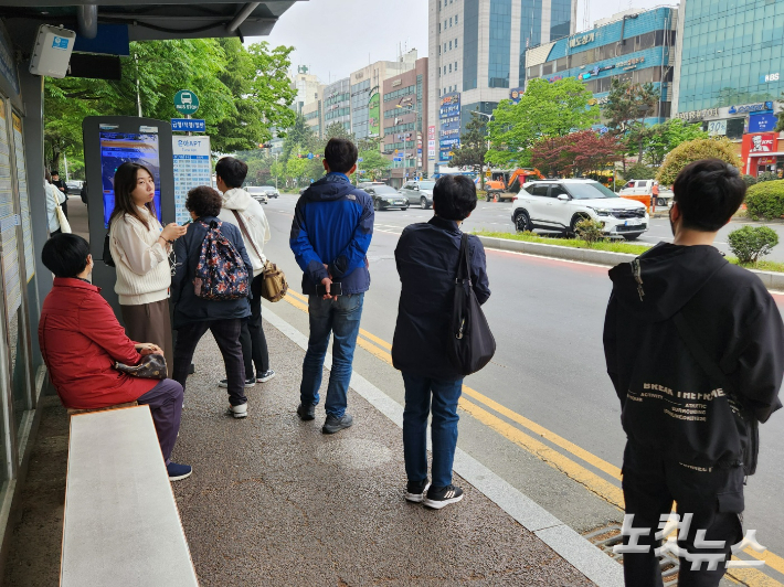 19일 노조가 시내버스 파업에 들어가자 창원시민들이 임시버스를 기다리고 있다. 이상현 기자
