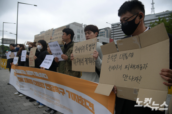 20일 서울 용산구 대통령실 앞에서 전세사기피해자전국대책위 주최로 열린 전세사기 대책 관련 윤석열 대통령 면담 요청 기자회견에서 안상미 미추홀구전세사기대책위원장이 발언하고 있다. 박종민 기자