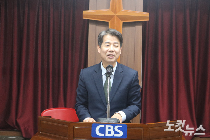 하늘문교회 홍한석 담임목사가 19일 대전CBS 예배실에서 '부활이 없다 하는 세상 속에서'라는 주제의 설교 말씀을 하고 있다. 정세영 기자